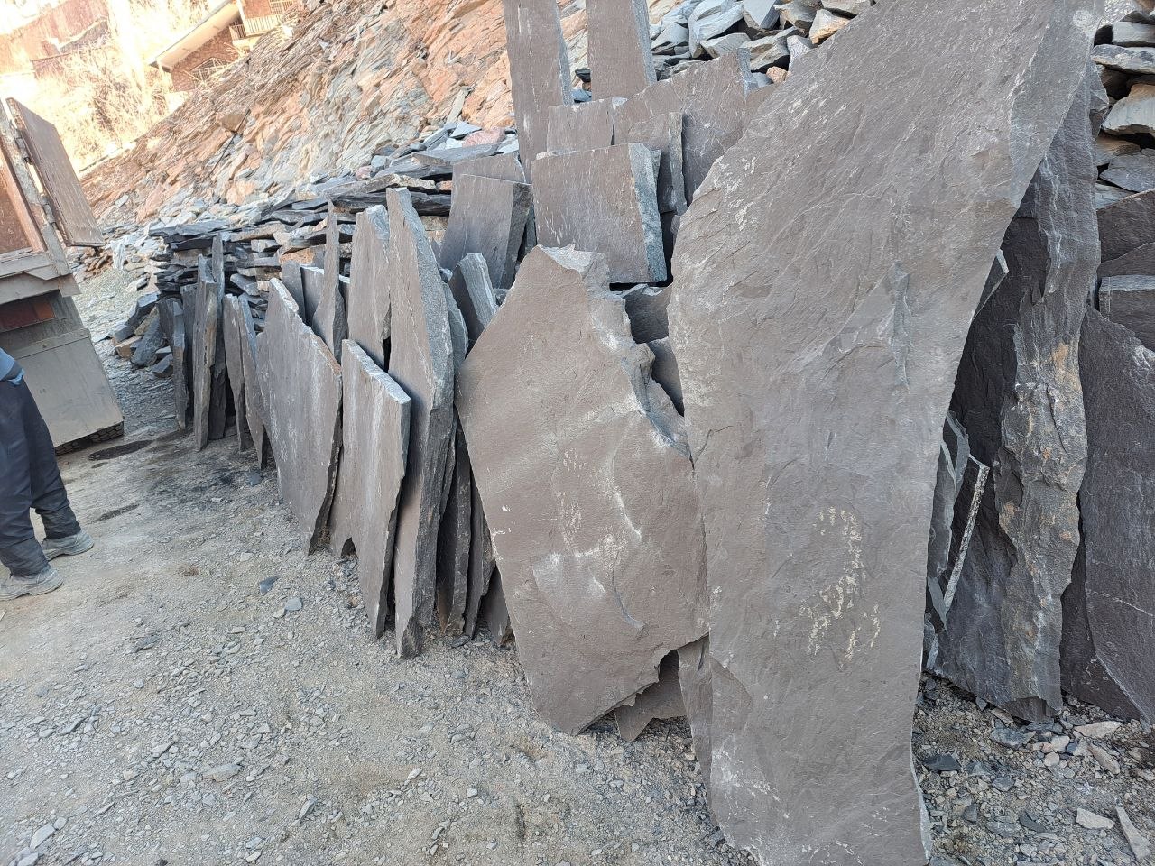 سنگ لاشه کوهی ورقه ای پیمانکاری سنگ لاشه شریفی